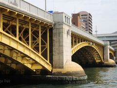 【蔵前橋】
1927年(昭和2年)竣工、上路2ヒンジアーチ橋他

震災復興橋梁の内、帝都復興院が担当した６橋の一つ。黄色の塗装が目立つます。幕府の御米蔵があったことから、籾殻の色を採用したとのこと。
