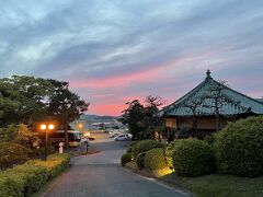 今日の夕食は19時から六角堂の鉄板焼きです。茜雲がとてもきれい。
六角堂の鉄板焼きディナー付きで宿泊代20,000円はお薦めです。