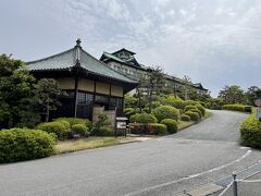 御鍬神社の階段を上がると、今日泊まる蒲郡クラシックホテルが見えました。手前にあるのは六角堂。