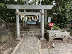 千歳神社。祭神は竹島園地に像がある藤原俊成。彼は91歳まで生きた長寿の方で千歳神社が建立されたそうな。