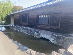 「藍場川」が各家の敷地に引き込まれています。