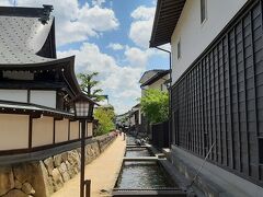 まつり会館のすぐ近くが、小さな瀬戸川の流れと白壁の土蔵が並ぶ景色です。