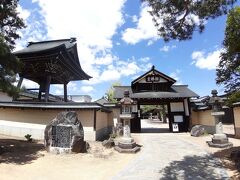 祭り会館から裏側が見える円光寺。

浄土真宗、西本願寺派のお寺です。
毎年1月15日に行われる飛騨古川の冬の風物詩「三寺まいり」のお寺の一つになっています。