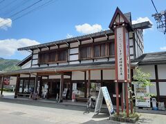 真宗寺のほぼ通りを挟んで反対側にあるのが、さくら物産館。

飛騨のお土産（飛騨牛の加工食品、えごまの加工食品など）を売っているほか、組紐作りや、和ろうそくへの絵付けなどの体験もできます。