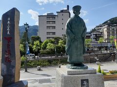 高山から快走路で１時間ほどで、下呂温泉に着きました。

下呂を草津・有馬と並ぶ日本三名泉として広めた万里集九の像。
下呂市観光交流センターの前に建っています。

