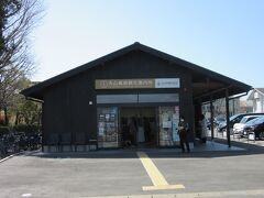 前述した通り犬山市には犬山城の他にも明治村やモンキーパークなど観光施設が多いので犬山城の目の前（犬山城の駐車場横）には観光案内所があります。とても賑わっていました。