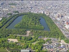 大仙陵古墳（仁徳天皇陵）は日本最大の前方後円墳で墳丘長は486m、三重の濠を含めた全長は840mもあります。