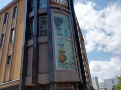 松本城を後にして、駅方面へ向かいます。こちらは時計博物館の外観です。
