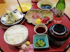 糸魚川駅の近くで昼食です。日本酒1本付の御膳があったので、これを注文。
日本酒は雪鶴です。