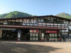 目指す立山駅に程なく到着しました。まずは切符売り場に並びます。