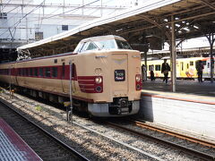 駅弁を買って、ホームで国鉄色の特急やくもを待ちます。
１０：３５　やくもが岡山駅に到着。撮り鉄の方々がちらほら。
乗車ホームのとなりのホームに止まって、お客さんを下ろします。
そのあと、一旦ホームから出て、出発時間まで停車していました。