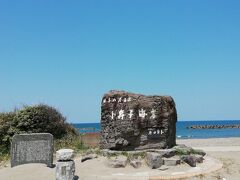 入口には小舞子海岸の碑があります。日本の渚百選に選ばれてます。
駐車場も設置されています。