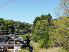 敦賀駅から新快速列車に乗ること2駅。近江塩津駅で長浜方面の列車に乗り換えるタイミングで撮ったホームからの景色です。