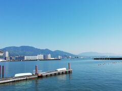 ホテルをチェックアウトして、歩くこと15分。琵琶湖のほとりに着きました。