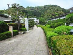 佐伯城の麓を通る道。
元々は山際通りとゆー名前。

この辺りは旧武家屋敷の面影が濃く残っていて。
市は『歴史的環境保存区』に指定すると共に、新たに『歴史と文学の道』とゆー愛称を与えました(〃'▽'〃)

お城の大手門があったところを皮切りに。
とことこ歩いてみたいと思います♪