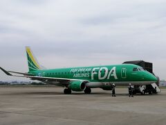 値上がりして、フライト＋ホテルツインが16000円のはてな旅。
県営名古屋空港から、FDAのグリーンの飛行機で出発。

12時半の予定が、20分ほど遅れて離陸。
ただでさえ短い滞在時間が24時間を切っちゃったよ・・とほほ。