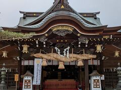 トコトコ歩いた先にあったのは櫛田神社。博多の氏神さまの代表格ですね。ご存知、博多祇園山笠の祭事もここで執り行われます。博多駅から遠くないのですが、今まで訪れたことがなく、初めてのお参りです