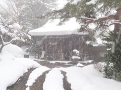 突然雪が吹雪いてきましたが温泉神社まで歩いていきました。