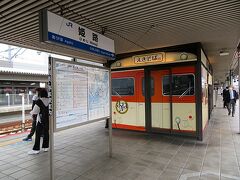 　姫路駅に到着したのは11時前だった。朝食は早朝に軽く食べただけなので空腹である。姫路駅では有名な駅そばを食べてみたかった。中途半端な時間なのでむしろ客も少なく好都合だ。在来線上りホームのそば屋に行ってみるとやはり先客が一人いるだけだ。平日のこんな時間なので当然だろう。