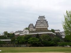 　三の丸広場からは美しい天守の全景が見えるフォトスポットだ。ちょうど団体ツアー客がやってきて記念写真を撮ったりしていて、私も写真撮影を依頼された。このグループに巻き込まれないように少し急ぐことにした。