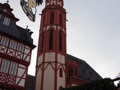 フランクフルトでクリスマスマーケットと言えば、
このレーマー広場です。ニコライ聖堂の塔がそそり立ちます。
