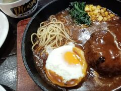 津島神社に行く前に、清州城を遠巻きに見ながら、腹ごしらえ。
ここのハンバーグは美味しい。おすすめ。出てくるまでにちょっと時間がかかるが、
ハンバーグ、目玉焼き、スパゲティ、ほうれん草とコーンがデミグラスソースの鉄板に集合。サラダとスープ、ライスがついて800円でした。