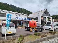 道の駅に到着。裏手に食堂があります。が、混んでいたので昼食は断念。代わりにパンを購入しました。