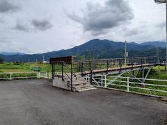 駅の全体像。駅舎や待合室はなく、雨避けがあるだけです。