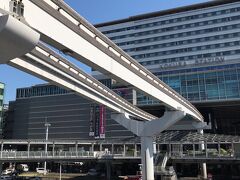 博多駅から山陽新幹線で15分、小倉駅に到着です。
富山駅に繋がるモノレールが印象的。
商業施設や商店街が周囲にあり大きな街です。