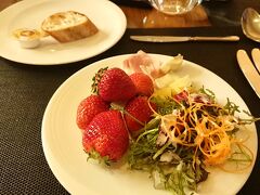 ヒルトン東京
Metropolitan Grill
https://tokyo.hiltonjapan.co.jp/restaurants/metropolitangrill
味：100点
サービス：100点
ボリューム：満点
イチゴフレッシュ度：100点

前回の初訪問で気に入ったメトロポリタングリルのランチに再訪。
王朝のアフタヌーンティーでやっていたイチゴの食べ放題がサラダブッフェにあるみたいです。
なるほど、前回同様フレッシュイチゴがモリモリです。