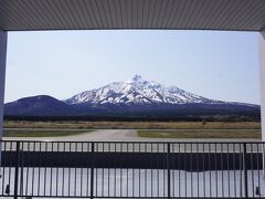 ホテルの送迎で空港まで。

2日前の空港がうそのよう。
真正面に立派な利尻山