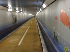 トンネルで歩いて門司港側にわたる。