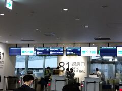 福岡空港。朝の2便は風で欠航になっていたからドキドキしていたけど結局１時間半ぐらい遅れで対馬まで飛んだ