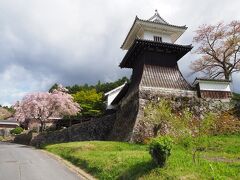 大丈夫でした。
こちらは岩村城の藩主邸跡に櫓や城門を復元した建物。