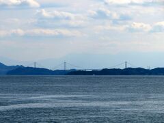 遠くにはしまなみ海道の一つ、来島海峡大橋。
