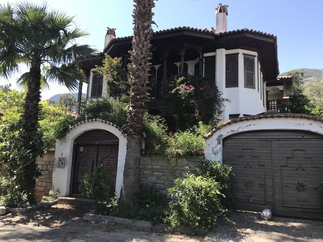 Nail Çakırhan eviの近くの普通の家