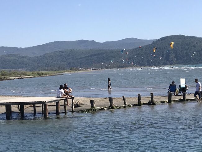 海側へ移動したら、カイトサーフィンがたくさん。山からの風でちょうど良いみたい。カイトサーフィンのメッカらしい