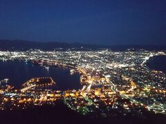 暗い空と海に街の光が浮かび上がります。