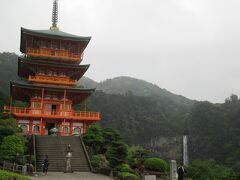 途中にあった青岸渡寺の三重塔と滝