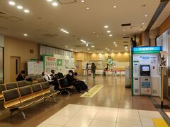 新青森に7:54着で、みどりの窓口へと直行。
乗り継ぎ時間にあまり余裕がなかったので、窓口が混んでないか気にしていたが、幸いすいていた。

ここで五能線フリーパス3880円を購入。
新青森8:16発のリゾートしらかみ2号の指定席は、新青森→あきた白神の区間をネット予約していた。
しかし天気が明日にかけて下り坂との予報を考慮し、早めに弘前に戻るように予定変更して、新青森→深浦で発券してもらおうとしたが、新青森→あきた白神のままでも途中で下車ということで問題ないとのことだった。