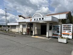 下土狩駅から１５分くらい列車に乗って（長泉なめり駅・裾野駅・岩波駅を乗り過ごします）『富士岡駅』に着きました。ここから富士山を綺麗に見られる公園と風穴を歩いて目指したいと思います。

『富士岡駅』　１９４４年（昭和１９年）開業。かつて御殿場線が東海道本線と言われていた時に信号場として作られたが、その後に駅に変更された。御殿場線が電化される１９６８年までスイッチバック駅だった。