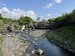 さらに進むと沼津市と長泉町を結ぶ吊り橋があります。橋の中間地点では『鮎壺の滝』の正面から見ることができました。

『鮎壺の滝』 約1万年前の三島溶岩の先端部分がここで止まり、黄瀬川の流れで硬い溶岩部分が滝になりました。滝下は溶岩の下にある火山灰層が侵食され現在愛鷹ローム層が見えています。落差は８ｍ程。