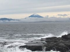 江の島岩屋から見る富士山も絶景