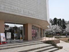 ●上越市立歴史博物館

最後、公園内にある「上越市立歴史博物館」へ寄っていくことに。
こちらの博物館は2018年にリニューアルされ、古くより越後国府が置かれた都としての各種展示がなされています。

◇上越市立歴史博物館ホームページ◇
　https://www.city.joetsu.niigata.jp/site/museum/