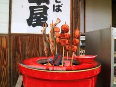 大内宿は、江戸時代に会津若松市と日光今市を結ぶ重要な道の宿場町だったそうだ。
こちらのお店は、くるみそばの山本屋