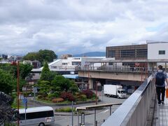 　福知山線の川西池田駅が見えてきました。そもそも池田市（大阪府）にないのに何で川西池田駅というのかなーと思って調べてみました。一番最初に駅が出来た際には所在地は川西村だったけど、駅名は当時から栄えていた猪名川対岸の地名である池田から取って池田駅と名乗っていたそうです。その後現在位置に移転して、川西駅を名乗ろうとしたら、池田市から反対があって最終的に川西池田駅になったそうです。ちなみに福知山線は猪名川西岸を走っていて、大阪府池田市は全く通っていません。