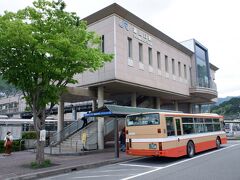 　篠山口駅で下車。この駅までは複線ですが、ここから先は単線になります。ここまで来るとかなりのどかな雰囲気です。駅構内にある観光案内所に行ったら、地図くれました。駅にもレンタサイクルあるのですが、あまり安くなかったような。なので、篠山市街地方面に向かうバスに乗り込みます。