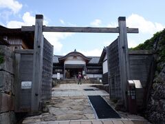 　篠山城大書院に入ります。こちらも4館チケットで入れます。大書院は昭和時代まで残っていたのですが、残念ながら失火で焼失してしまいます。2000年に復元されました。