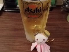 松浦のホテルにチェックインしました。
ラウンジで生ビールを注ぎ、部屋で飲みました。