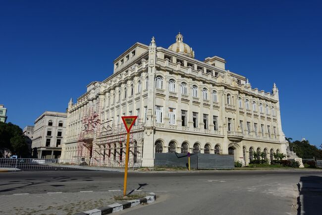 トロント経由で深夜にハバナに到着し、初日はそのままホテルへ直行。<br />2日目はハバナ市内を観光しました。